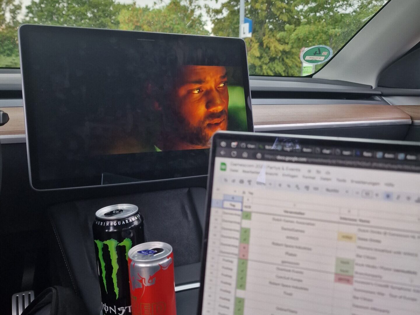 Tesla Model Y mit Bad Boys 2 auf Netflix im Bildschirm.