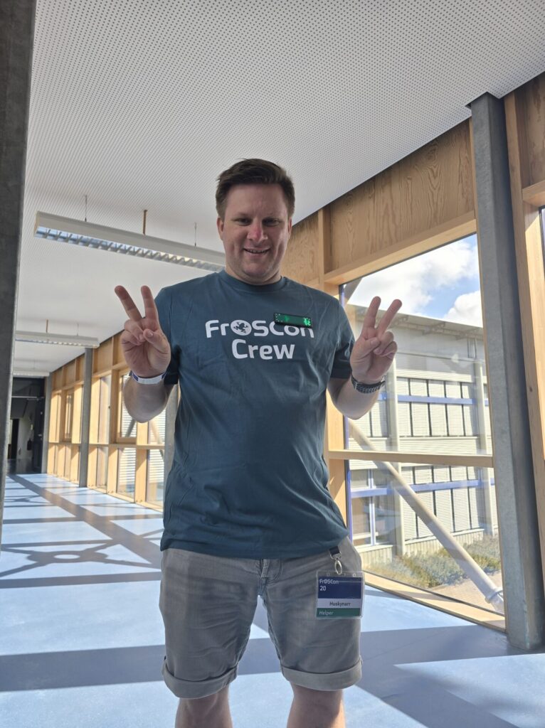 Seltenes Exemplar eines Huskynarr im FrOScon Crew Shirt.