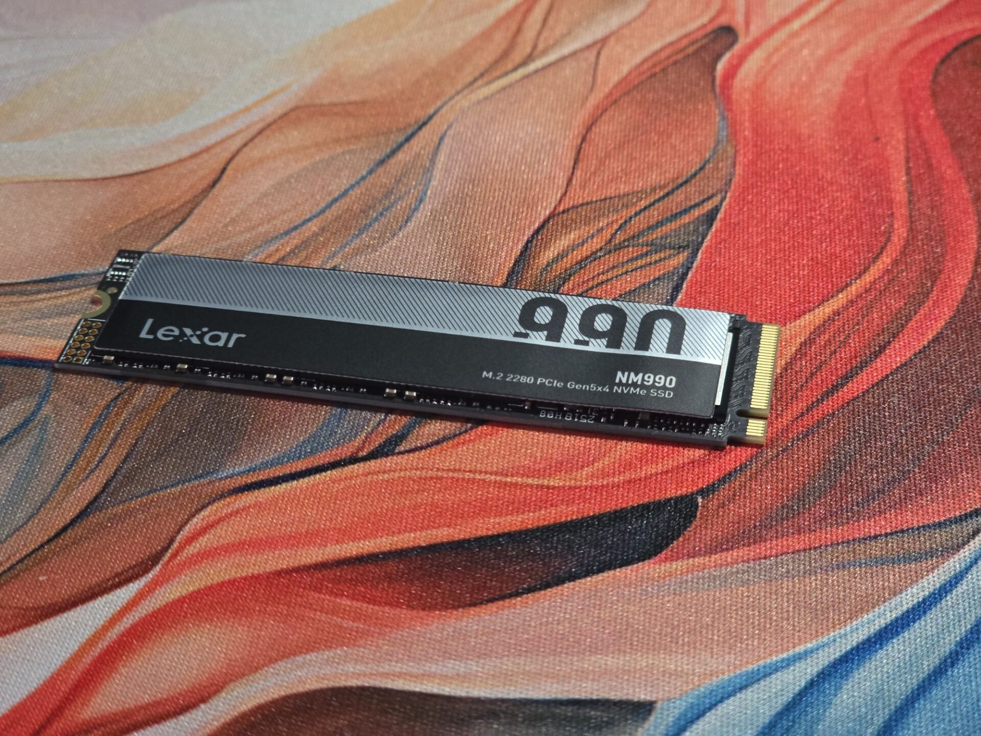 Die Lexar NM990 auf dem Cherry XTRFY XL Mauspad.