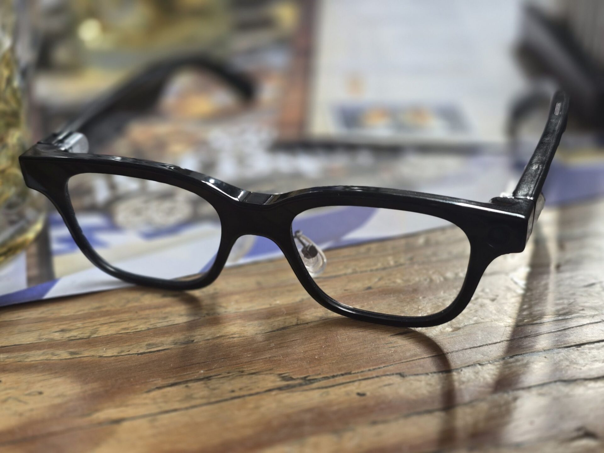 Rokid Glasses - AR brille mit grünem Display, Kamera und Ton.