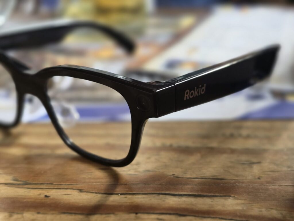 Die Rokid Glasses - AR Brille in der Nahaufnahme. 